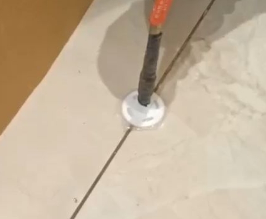 桥东瓷砖空鼓维修公司专业解答瓷砖在铺贴过程中，如果没有涂抹均匀到位的粘结材料（如水泥砂浆或瓷砖胶），可能会导致以下问题