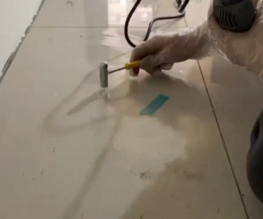 桥东瓷砖开裂维修公司专业分享瓷砖在铺贴前如果没有沥干水分，将会导致以下问题